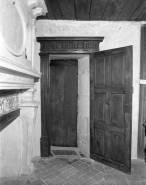 Cellule de saint Pierre Fourier, porte ouverte avec cylindre pivotant présentant sa face pleine. © Région Bourgogne-Franche-Comté, Inventaire du patrimoine