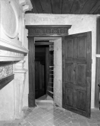 Cellule de saint Pierre Fourier, porte ouverte montrant l'accès à l'escalier pivotant. © Région Bourgogne-Franche-Comté, Inventaire du patrimoine