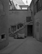 Maison, 13 et 14 place de Gaulle : détail de l'escalier extérieur desservant le logement sur cour. © Région Bourgogne-Franche-Comté, Inventaire du patrimoine