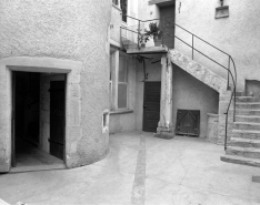 Vue de l'escalier extérieur en équerre sur façade postérieure de la partie droite de l'édifice. © Région Bourgogne-Franche-Comté, Inventaire du patrimoine