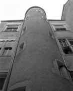 Vue de la tour d'escalier sur la façade postérieure de la partie droite de l'édifice. © Région Bourgogne-Franche-Comté, Inventaire du patrimoine