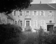 Façade postérieure de l'immeuble construit après la destruction de la chapelle au début du XIXe siècle (21 rue du Marché) : vue de face. © Région Bourgogne-Franche-Comté, Inventaire du patrimoine