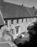 Façade postérieure de l'immeuble construit à l'emplacement de la chapelle (21 rue du Marché) : vue plongeante de trois quarts gauche. © Région Bourgogne-Franche-Comté, Inventaire du patrimoine