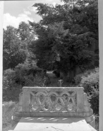 Vue de la balustrade du perron sur la façade postérieure de l'immeuble 21 rue du Marché. © Région Bourgogne-Franche-Comté, Inventaire du patrimoine