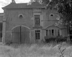 Façade antérieure des remises, de face, dans le jardin de l'immeuble 21 rue du Marché. © Région Bourgogne-Franche-Comté, Inventaire du patrimoine