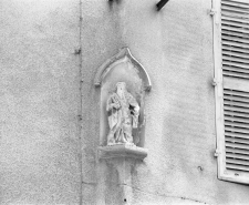 Détail d'une niche à l'angle de la maison avec statuette de saint Antoine. © Région Bourgogne-Franche-Comté, Inventaire du patrimoine