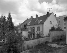 Façade postérieure du bâtiment vue depuis la parcelle voisine. © Région Bourgogne-Franche-Comté, Inventaire du patrimoine