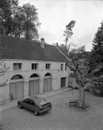 Façade antérieure des dépendances depuis la cour. © Région Bourgogne-Franche-Comté, Inventaire du patrimoine