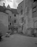 Bâtiment droit : vue du passage couvert depuis le fond de la cour intérieure. © Région Bourgogne-Franche-Comté, Inventaire du patrimoine