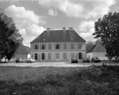 Façade postérieure depuis le parc. © Région Bourgogne-Franche-Comté, Inventaire du patrimoine