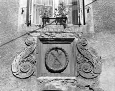 Maison (ni repérée, ni sélectionnée), Grande rue : détail du décor daté 1760 situé au dessus de la porte cochère. © Région Bourgogne-Franche-Comté, Inventaire du patrimoine