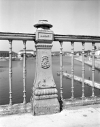 Détail du garde-corps : vue du balustre central. © Région Bourgogne-Franche-Comté, Inventaire du patrimoine