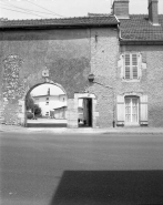 Aile gauche : détail de la porte d'entrée dans la cour. © Région Bourgogne-Franche-Comté, Inventaire du patrimoine