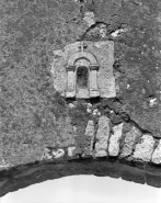 Aile gauche : détail de la niche au dessus de la porte d'entrée dans la cour. © Région Bourgogne-Franche-Comté, Inventaire du patrimoine