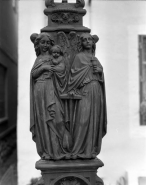 Détail de la base de la croix : l'Espérance et la Charité. © Région Bourgogne-Franche-Comté, Inventaire du patrimoine