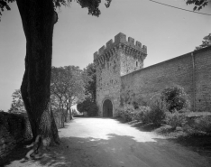 Ouvrage d'entrée, dit tour du Paravis : vue éloignée. © Région Bourgogne-Franche-Comté, Inventaire du patrimoine