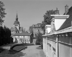 Vue de la cour avec remise et tour du Paravis à l'arrière-plan. © Région Bourgogne-Franche-Comté, Inventaire du patrimoine