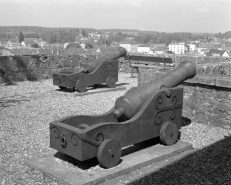 Terrasse et enceinte à gauche du bâtiment du musée. © Région Bourgogne-Franche-Comté, Inventaire du patrimoine