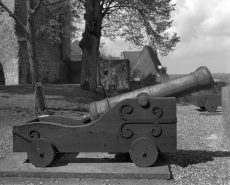 Vue d'un canon sur la terrasse à gauche du bâtiment du musée. © Région Bourgogne-Franche-Comté, Inventaire du patrimoine