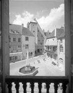 Place de la Petite Fontaine depuis l'immeuble situé 21 rue du Marché, avec l'encadrement de la fenêtre. © Région Bourgogne-Franche-Comté, Inventaire du patrimoine
