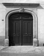 Détail de la porte d'entrée sur rue, de face. © Région Bourgogne-Franche-Comté, Inventaire du patrimoine
