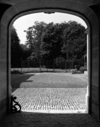 Vue de la cour depuis le vestibule. © Région Bourgogne-Franche-Comté, Inventaire du patrimoine