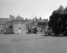 Aile gauche et serre depuis le fond du parc. © Région Bourgogne-Franche-Comté, Inventaire du patrimoine