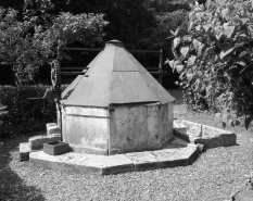 Détail du puits situé dans le parc. © Région Bourgogne-Franche-Comté, Inventaire du patrimoine