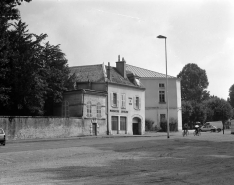 Le salon de musique et le mur d'enceinte du parc depuis l'avenue Revon. © Région Bourgogne-Franche-Comté, Inventaire du patrimoine