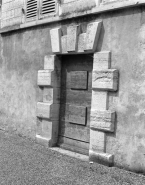 Le salon de musique : façade latérale droite, détail de la porte donnant sur l'avenue Revon. © Région Bourgogne-Franche-Comté, Inventaire du patrimoine