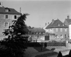 Maison AY16 et immeuble AY17 depuis la cour de la Maison des Associations Grayloises. © Région Bourgogne-Franche-Comté, Inventaire du patrimoine