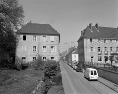 Immeuble AY16 et Maisons des Associations Grayloises depuis l'extrémité de la rue Victor Hugo. © Région Bourgogne-Franche-Comté, Inventaire du patrimoine