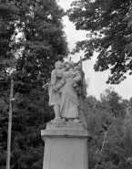 Détail : femme portant un enfant. © Région Bourgogne-Franche-Comté, Inventaire du patrimoine