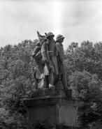 Détail : deux soldats de trois quarts gauche. © Région Bourgogne-Franche-Comté, Inventaire du patrimoine