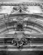 Façade antérieure, portail : détail des sculptures du tympan de la porte d'entrée droite. © Région Bourgogne-Franche-Comté, Inventaire du patrimoine