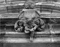 Façade antérieure, portail : détail de la sculpture au centre du linteau de la porte d'entrée droite. © Région Bourgogne-Franche-Comté, Inventaire du patrimoine