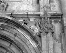Façade antérieure, portail : détail de l'écoinçon figuré droit de la porte d'entrée droite. © Région Bourgogne-Franche-Comté, Inventaire du patrimoine