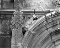 Façade antérieure, portail : détail de l'écoinçon figuré gauche de la porte d'entrée droite. © Région Bourgogne-Franche-Comté, Inventaire du patrimoine
