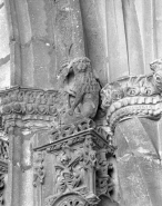 Façade antérieure, portail : porte centrale, détail du départ droit du premier rouleau de la voussure. © Région Bourgogne-Franche-Comté, Inventaire du patrimoine