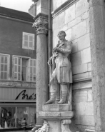 Détail de la statue, de trois quarts droit. © Région Bourgogne-Franche-Comté, Inventaire du patrimoine