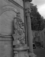 Détail de la statue, de trois quarts gauche. © Région Bourgogne-Franche-Comté, Inventaire du patrimoine