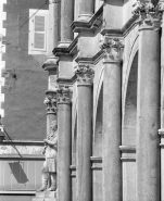 Façade antérieure : détail des colonnes du rez-de-chaussée, de trois quarts droit. © Région Bourgogne-Franche-Comté, Inventaire du patrimoine