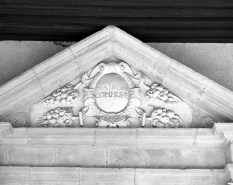 Détail du fronton triangulaire situé au dessus de la porte d'entrée de l'hotel de ville. © Région Bourgogne-Franche-Comté, Inventaire du patrimoine