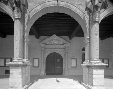 Détail de la porte d'entrée de l'hotel de ville depuis l'extérieur du portique. © Région Bourgogne-Franche-Comté, Inventaire du patrimoine