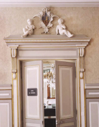 Intérieur, la salle des mariages : détail de la partie supérieure de la porte donnant accès à la salle du conseil. © Région Bourgogne-Franche-Comté, Inventaire du patrimoine