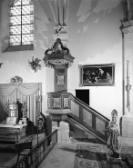 Vue d'ensemble de la chaire à prêcher restaurée avec les bas-reliefs de l'ancienne chaire de jésuites. © Région Bourgogne-Franche-Comté, Inventaire du patrimoine