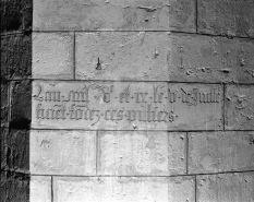 Intérieur : inscription sur un des piliers du transept indiquant sa date de construction. © Région Bourgogne-Franche-Comté, Inventaire du patrimoine