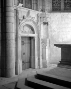 Intérieur : choeur, détail de la porte d'entrée de la sacristie gauche et du tabernacle mural. © Région Bourgogne-Franche-Comté, Inventaire du patrimoine