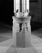 Intérieur : détail de la base d'une colonne de la première travée de la nef formant un bénitier. © Région Bourgogne-Franche-Comté, Inventaire du patrimoine