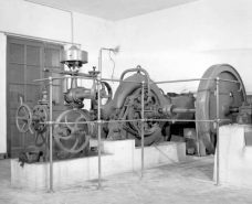 Centrale hydroélectrique : régulateur et turbine du groupe ancien. © Région Bourgogne-Franche-Comté, Inventaire du patrimoine